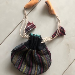 開ける紐と閉める紐があるミニ巾着の画像