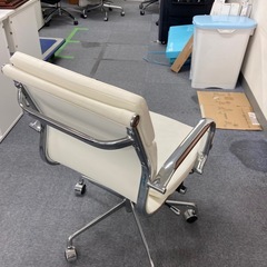 【オフィス椅子(白革)】本社移転のため、売ります。の画像