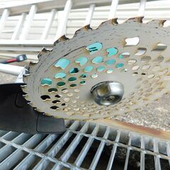 【JM855】makita マキタ 14.4V 充電式草刈機 MUR145UD バッテリー付き 分割棹 Uハンドルの画像