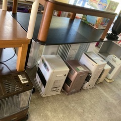 ☆お店にてフリーマーケット開催中 暖房器具いろいろあります❗️ ファンヒーター、石油ストーブ、オイルヒーター、こたつ、加湿器等の画像
