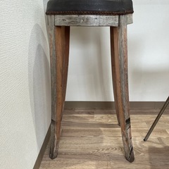 アンティークカウンターチェアの画像