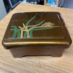 仕出用弁当200円箱.釜飯セット200円の画像