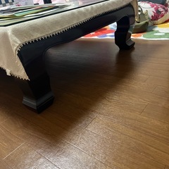 どっしりとしたガラスのあるローテーブルの画像