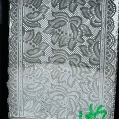 小窓カーテンとピーラーとワイヤーボールブラシの画像