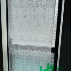 小窓カーテンとピーラーとワイヤーボールブラシの画像