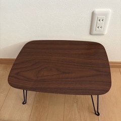 小さいテーブルの画像