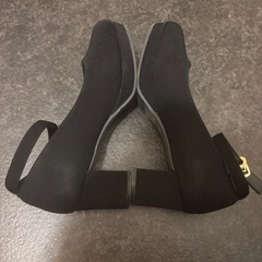 ブラック ストラップ付き ヒールの画像