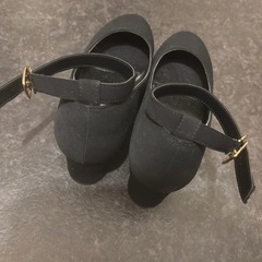 ブラック ストラップ付き ヒールの画像