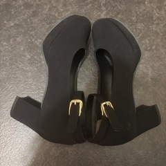 ブラック ストラップ付き ヒールの画像