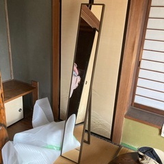 ひたちなか市三反田にある美品スリムなスタンドミラー　鏡の画像