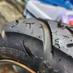 タイヤ付きホイール(確かアドレスV100)の画像