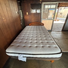 美品ダブルベッドマットレスのみになります、の画像