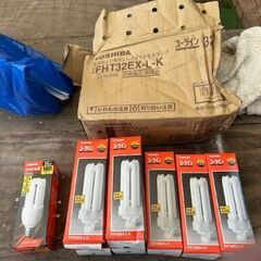 TOSHIBA　ユーライン３２W　7個とネオポールZ２１ワット１個の画像