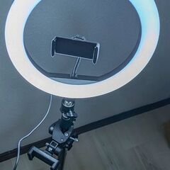 USBが歪んでるLive配信用のスマホスタンドライト的なものの画像