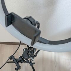 USBが歪んでるLive配信用のスマホスタンドライト的なものの画像