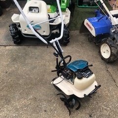 実働　小型軽量　普通のガソリンで動く4スト　耕運機　マキタ製　MKR0250R 移動車輪　抵抗棒付きの画像