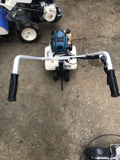 実働小型軽量普通のガソリンで動く4スト耕運機マキタ製MKR0250R 移動