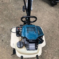 実働　小型軽量　普通のガソリンで動く4スト　耕運機　マキタ製　MKR0250R 移動車輪　抵抗棒付きの画像