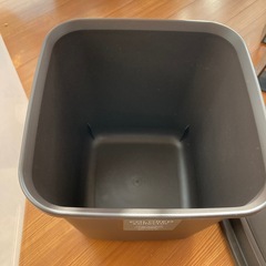 米を入れるケースとゴミ箱の画像