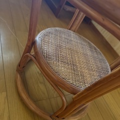 籐テーブルの画像