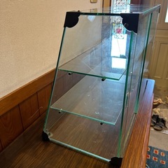 ガラスのショーケースの画像