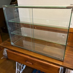 ガラスのショーケースの画像