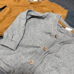 H&M ボタン付きカーディガン 6-9ヶ月 2点セットの画像