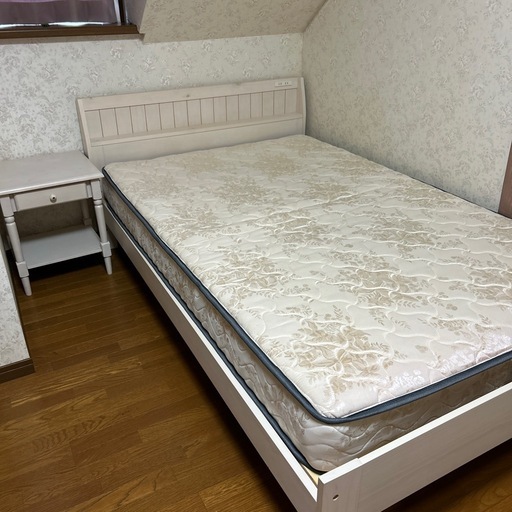 お取り引き予定者決まりました　
セミダブルベッド