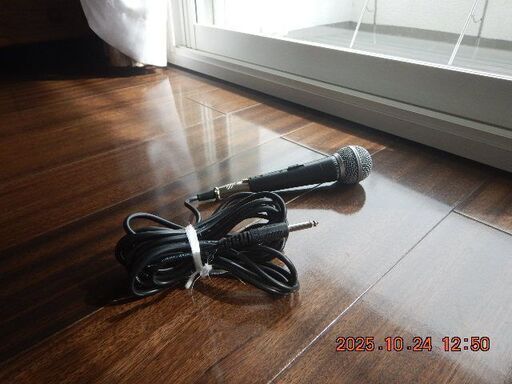 中古品のUGANEXTのカラオケのセットです。約１７万局が収納。　お持ちのテレビに接続して使います。
