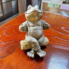 カエル 置物 丸太 サスペンダー ペン立ての画像