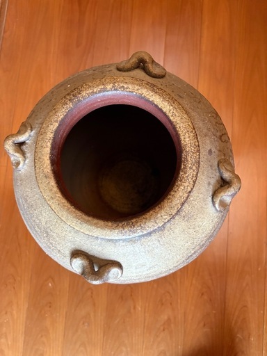 陶器大きい壺と木製飾り台