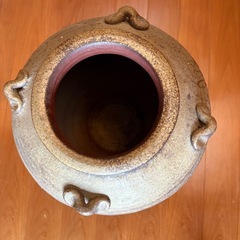 陶器大きい壺と木製飾り台の画像