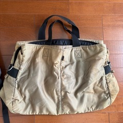 リュックとボストンバックの画像