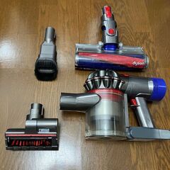 【ジャンク】ダイソンV7 コードレス掃除機　多数純正アタッチメント付きの画像