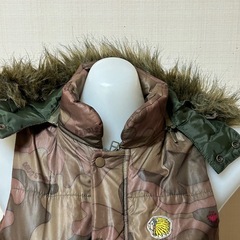 【KIDS】drug store's 中綿ベスト　ファー付きフード　カモフラージュの画像