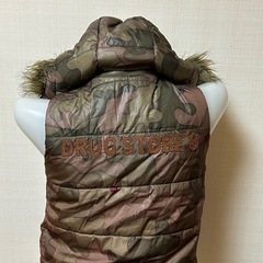 【KIDS】drug store's 中綿ベスト　ファー付きフード　カモフラージュの画像