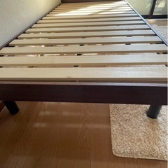 冷蔵庫とベッドの画像
