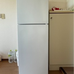 冷蔵庫とベッドの画像