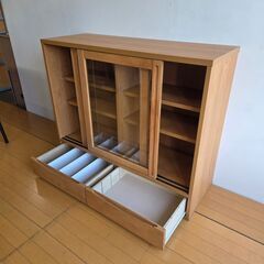 未使用訳あり キャビネット 幅110　キャビネット 本棚 飾り棚 収納 北欧 扉　引出し付 アルダー材 天然木 おしゃれ 高見え ナチュラルの画像