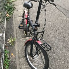 リサイクルショップどりーむ鹿大前店　No.509　22481ｗ　折り畳み自転車　20インチ　黒色　ライト・鍵なし　外装６段階ギア　※切り替えギア故障の為、切替不可※の画像