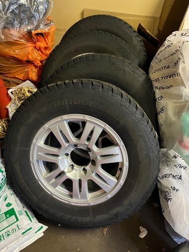 スタッドレスタイヤ (ホイール付き)265/65/17