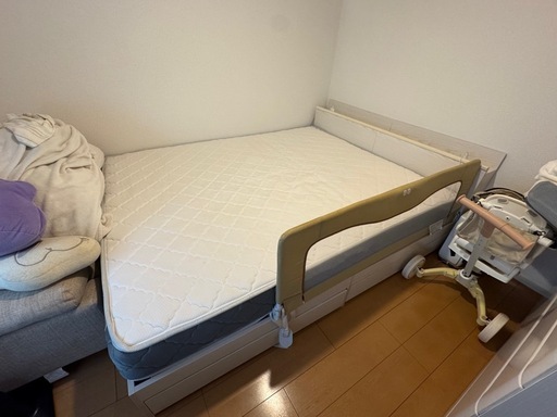 クイーンベッド 
収納付き