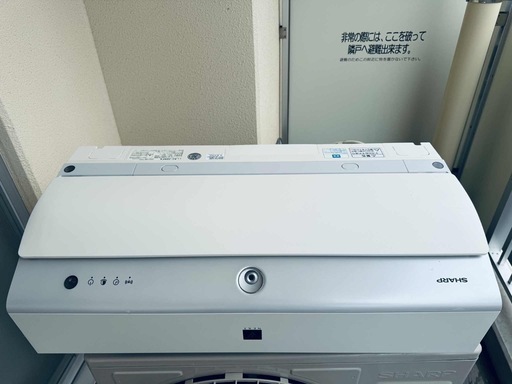 冷暖房機能を備えたSHARP製のエアコン、モデルAC-28NFX、2021年製。 