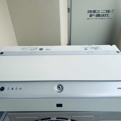 冷暖房機能を備えたSHARP製のエアコン、モデルAC-28NFX、2021年製。 の画像