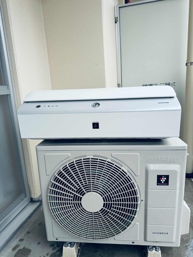 冷暖房機能を備えたSHARP製のエアコン、モデルAC-28NFX、2021年製。