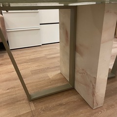 大理石テーブルの画像