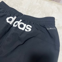 adidas 7分？8分？丈のズボンの画像