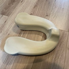 3COINSソフト補助便座クリーム色 U字型補助便座スリーコインズの画像