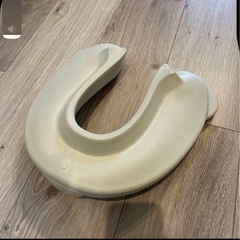 3COINSソフト補助便座クリーム色 U字型補助便座スリーコインズの画像