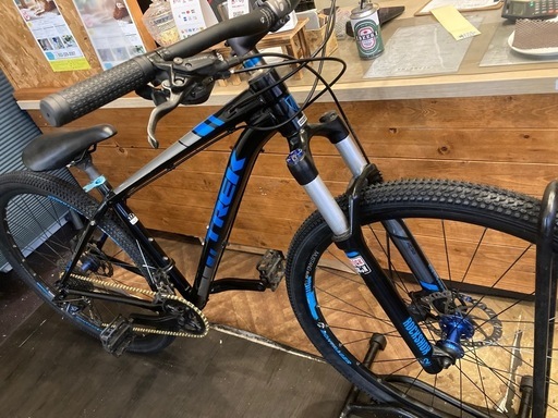 10月末まで防犯登録無料！【TREK X-CALIBER8 前後タイヤ・チューブ新品！】油圧ディスクブレーキ　アルミフレーム　2×10速　タイヤサイズ29インチMTB ブラック